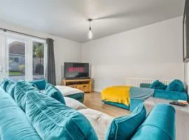 Large 4 Bedroom House Bricket Wood, Van & Car Parking, Sleeps 8
