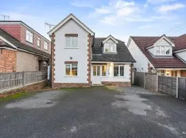 Family-Friendly 4-Bed Bricket Wood Hideaway, sleeps 8