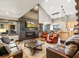 Bear Claw 405 - Luxury Condo, Ski-in Ski-out Access, Slope Views & Winter Shuttle!