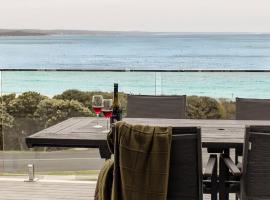 BEACHHOUSE BINALONG Luxury waterfront holiday house at Bay of Fires，位于比那隆湾的酒店