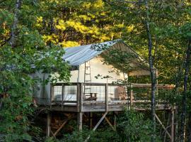 The Meadowlark's Nest - Glamping Tent with AC, hotel sa Rogers