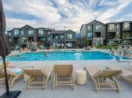 Focus Up at the Mountains Ski Retreat Hot Tub MTN Green