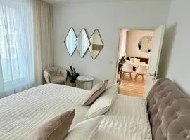 Die LUX Modern and Cozy Apartment with Free Parking
