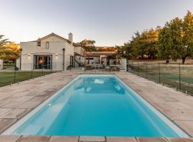 Indulge in Luxury with Views, Pool & Private Oasis, Hotel in Blenheim