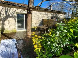 Gîtes de Bourserois, Hotel in Saint-Genis-dʼHiersac