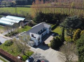 Hidden Acres- Room with Double & Single Bed, Malahide, ξενοδοχείο σε Malahide