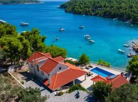 Luxury Villa Kate - in Lucice Bay with turquoise sea, Amazing Seaviews, and Heated Pool