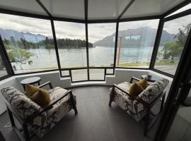 Queenstown House Lakeside, hotel na praia em Queenstown