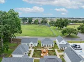 New Grand Slam Cottage - King Bed - Sports Complex