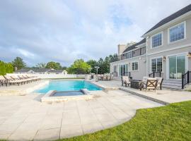 Luxury 4BR Magical Oasis Villa Mansion with Indoor Basketball Court and Gym, Hotel in Melville