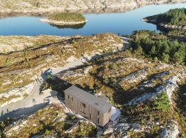 Architect-Designed Cabin Panoramic View, hotel in Ervik