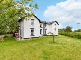 Countryside Lodge with Cabin, Sleeps up to 11 Guests