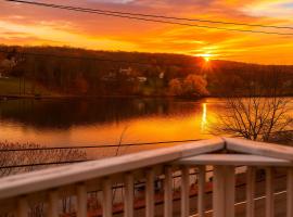 Modern Lakeview Escape | Scenic Deck • Fire Pit, hotel a Monroe