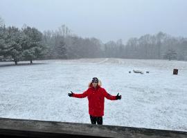 15 miles to Windham Mountain ! King Bed, Game Room, Out Door Patio, hotel u gradu 'Cairo'