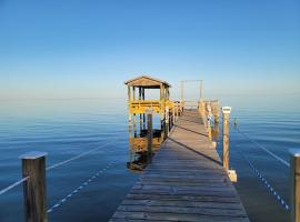 Waterfront Pier Fishing By The Bay, hotel en Coden