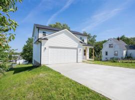 Modern Farmhouse Retreat in Urbandale, hotel a Urbandale