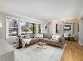 Main Street Retreat Hot Tub Sleeps 8, hotel in Plymouth