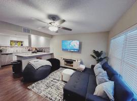 Modern Daytona Condo With Pool, khách sạn ở Daytona Beach