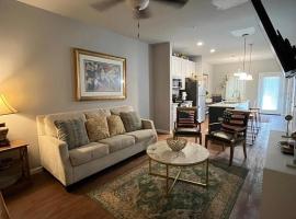 Cozy 2BR Townhome with Parking Near Valdosta Hotspots, hotel in Valdosta