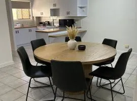 Spacious 3 bdrm Unit, Rocky CBD