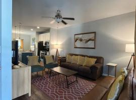 2BR Townhome in Valdosta Private Convenient Spacious, hotel in Valdosta
