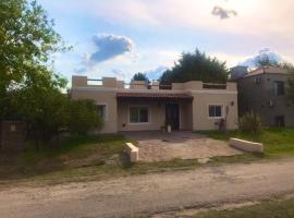 Casa en barrio privado con pileta, hotel in Campana