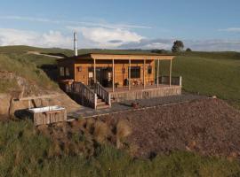 Sunsets, outdoor bath, mountain views, fire pit, Hotel in Marotiri