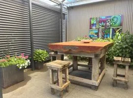 Self Contained gem in the country, near to town