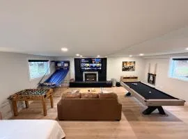 Huge Private Suite with Pool Table, Sauna & Fire Pit