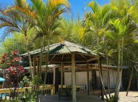 Chácara charmosa com piscina, campo de futebol