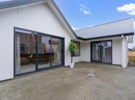 New Townhouse on Clyde St Winton, hotel 