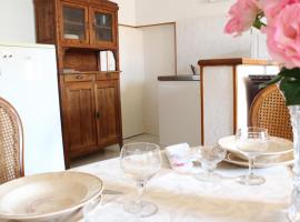 Studio médiéval au cœur du village, proche commerces - FR-1-489-605, hôtel à Hérisson