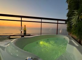 קו המים-סוויטה עם גקוזי במרפסת על הטיילת!, plážový hotel v destinaci Netanja