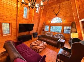 Show Low A-Frame Retreat - Sleeps 12, 3 bedrooms, 3 baths, Fenced yard, RV parking, Pet Friendly、ショー・ローのホテル
