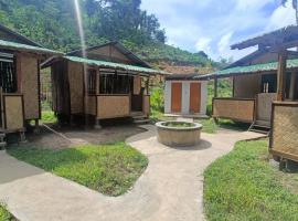 Tony's Country Glamping with chalet with private wash room accommodation, prabangi stovyklavietė mieste El Nido