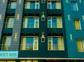 Hotel White Regency -300 MTR from Golden Temple