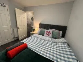 Rare 4 en-suite Bedroom Flat with Free Parking and workspace