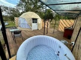 Domo en bosque con jacuzzi