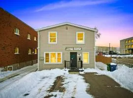 6BR Family Friendly Retreat, Separate Floors, 5 Minutes Walk to The Fallsview with Free Parking & Wine