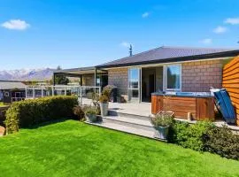 Tekapo Alps Family Home with Deck & Mountain Views