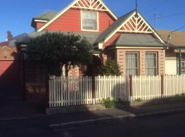 City townhouse walking distance to city, hotel v destinácii Launceston