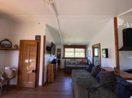 Lake Ngatu Cottage, hotel v destinaci Awanui