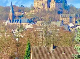 Traumhaftes Apartment mit Dachterrasse und Schlossblick، فندق في ماربورغ ان دير لان