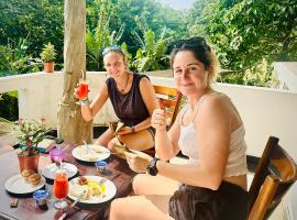 Coastal Cloud Surf - Walk To Ahangama Beach, vila v destinaci Ahangama