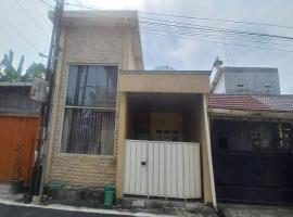 OYO 95060 Ahzafani Homestay Syariah โรงแรมในGodangrawe