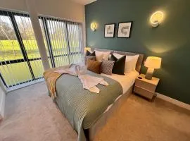 Modern Hawthorn Stay, New Forest Escape
