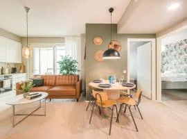 Stylish 2BR with Balcony, Free Parking, 24h Shop