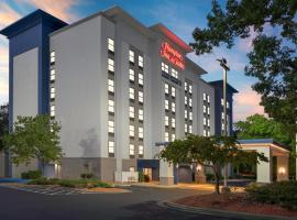 Hampton Inn & Suites Charlotte Arrowood Rd，位于夏洛特的酒店