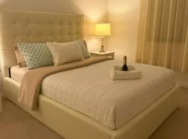 NEW House, Near Beaches, and MIA, Sleeps 8!