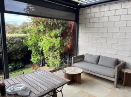 The Ebb Luxury Retreat - Just steps to the beach!，位于格罗夫海洋的酒店